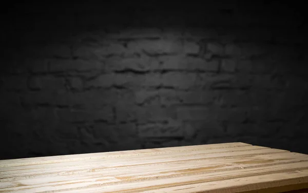 Mesa de madera frente a la pared de ladrillo rústico fondo borroso con espacio de copia vacío en la mesa para la maqueta de visualización del producto. Presentación de montaje de diseño retro . — Foto de Stock