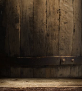 Ahşap bir fıçı ve desenli arka plan.