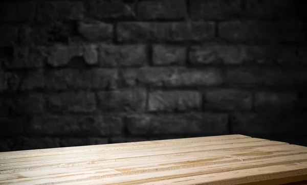 Tablón de madera vieja con fondo abstracto de pared de ladrillo viejo para la exhibición del producto — Foto de Stock