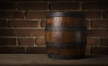 fıçının arka planı ve aşınmış eski ahşap masa