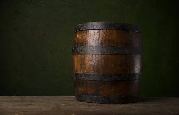 Fondo de barril y mesa vieja desgastada de madera — Foto de Stock