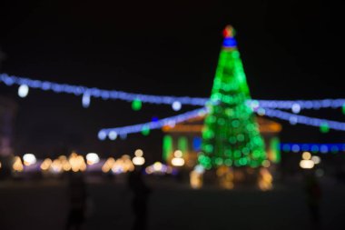 Bulanık renkli Noel ağacı ve kar yağışında altın bokeh, şenlik temalı panoramik afiş arka planı