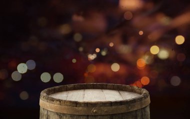 Boş ahşap masa ve bulanık kafe arka plan, ürün görüntüleme