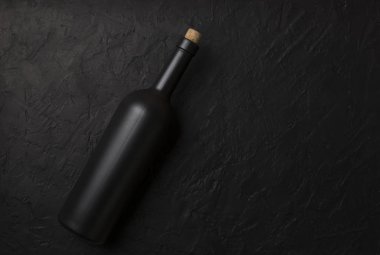 Kırmızı şarap kadehleri ve taş arka planda bir şişe. Kopyalama alanı olan üst görünüm