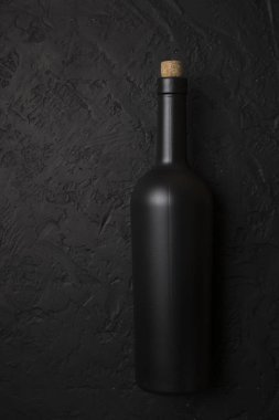 Kırmızı şarap kadehleri ve taş arka planda bir şişe. Kopyalama alanı olan üst görünüm