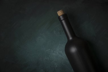 Kırmızı şarap kadehleri ve taş arka planda bir şişe. Kopyalama alanı olan üst görünüm