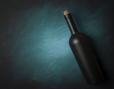 Kırmızı şarap kadehleri ve taş arka planda bir şişe. Kopyalama alanı olan üst görünüm