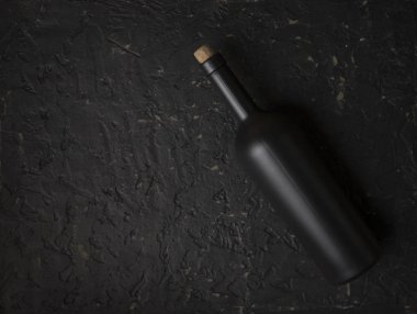 Kırmızı şarap kadehleri ve taş arka planda bir şişe. Kopyalama alanı olan üst görünüm