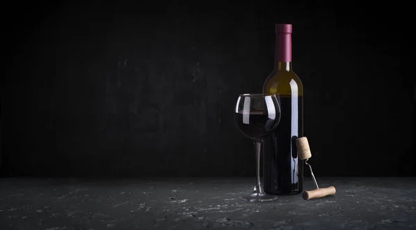 Červené víno sklenice a láhev na kamenném pozadí. Horní pohled s mezerou pro kopírování — Stock fotografie