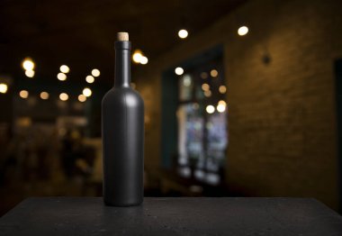 Şarap tadımı rustik kiler ve şarap barı deneyimi: kırmızı şarap cam ve arka planda mükemmel şaraplar toplanması