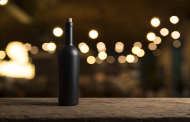 Şarap tadımı rustik kiler ve şarap barı deneyimi: kırmızı şarap cam ve arka planda mükemmel şaraplar toplanması