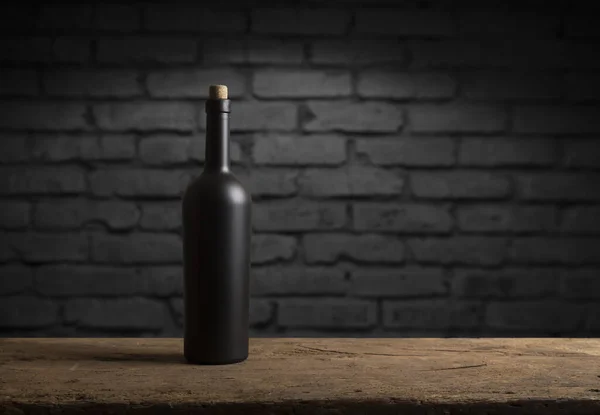Experiencia de cata de vinos en la bodega rústica y bar de vinos: copa de vino tinto y colección de excelentes vinos en el fondo —  Fotos de Stock