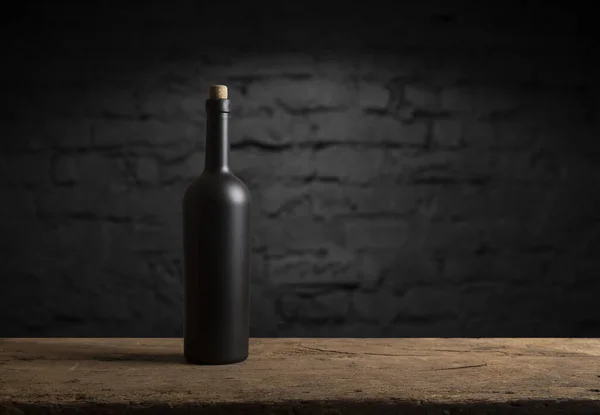 Experiência de degustação de vinhos na adega rústica e bar de vinhos: copo de vinho tinto e coleção de excelentes vinhos em segundo plano — Fotografia de Stock