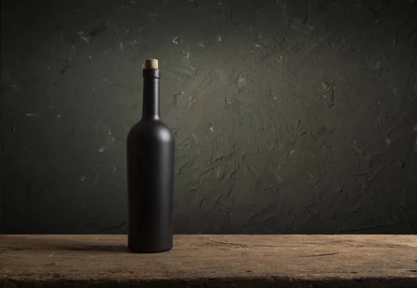 Experiência de degustação de vinhos na adega rústica e bar de vinhos: copo de vinho tinto e coleção de excelentes vinhos em segundo plano — Fotografia de Stock