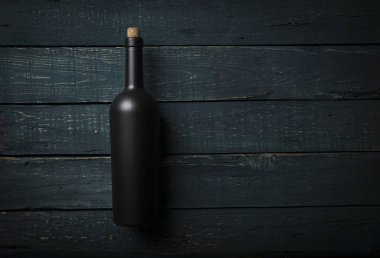 Şarap tadımı rustik kiler ve şarap barı deneyimi: kırmızı şarap cam ve arka planda mükemmel şaraplar toplanması