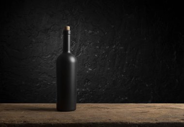 Şarap tadımı rustik kiler ve şarap barı deneyimi: kırmızı şarap cam ve arka planda mükemmel şaraplar toplanması