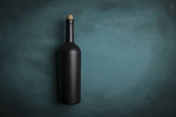 Experiencia de cata de vinos en la bodega rústica y bar de vinos: copa de vino tinto y colección de excelentes vinos en el fondo —  Fotos de Stock