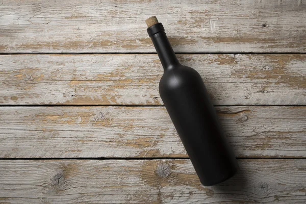 Borkóstoló tapasztalat a rusztikus pince borozó: pohár vörösbor és a kiváló borokat a háttérben gyűjteménye — Stock Fotó