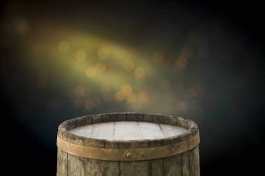 Koyu arkaplanda bira, bira, bardak, köpük,