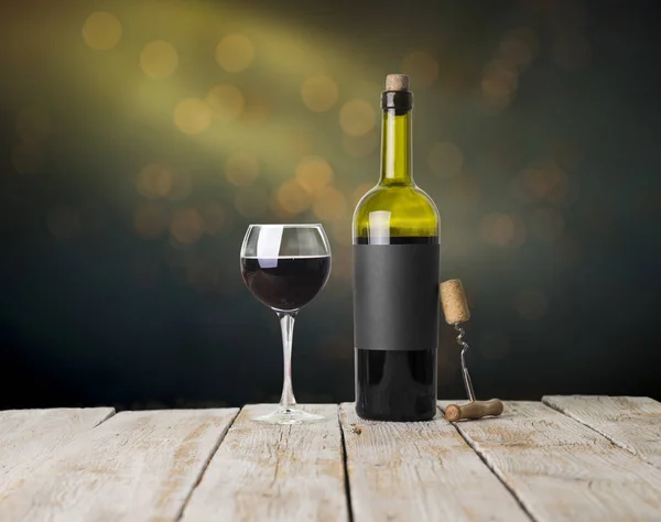 Rotwein in Gläser im Weinberg gießen, getönt — Stockfoto