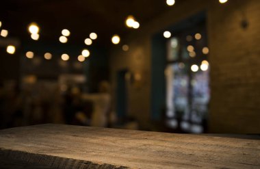 Ekim Festivali bira fıçısı ve buğdaylı bira bardakları ve ahşap masada zıplamalar.