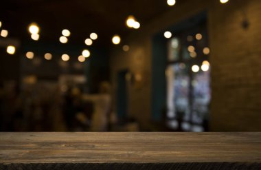 Ekim Festivali bira fıçısı ve buğdaylı bira bardakları ve ahşap masada zıplamalar.