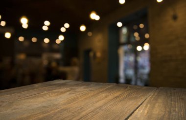 Ekim Festivali bira fıçısı ve buğdaylı bira bardakları ve ahşap masada zıplamalar.