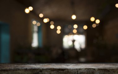 Karanlık arka planda kafe restoranın bulanıklık ışık altın bokeh boş ahşap masa üstü