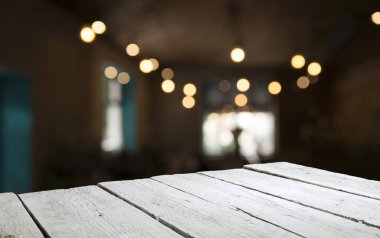 Karanlık arka planda kafe restoranın bulanıklık ışık altın bokeh boş ahşap masa üstü