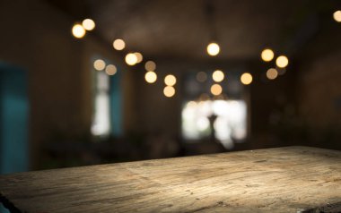 Karanlık arka planda kafe restoranın bulanıklık ışık altın bokeh boş ahşap masa üstü