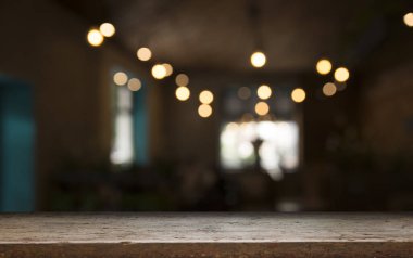 Karanlık arka planda kafe restoranın bulanıklık ışık altın bokeh boş ahşap masa üstü