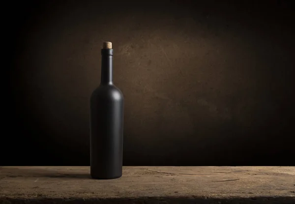 Vörös bor özönlenek a szemüveg a szőlőben, tónusú — Stock Fotó