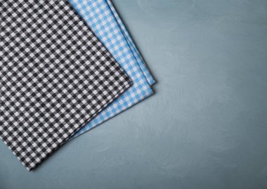 Beton zemin üzerinde kareli mutfak masa örtüsünün üst görünümü.