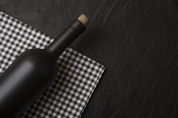 木製の背景にコルク栓付きワインのボトル — ストック写真