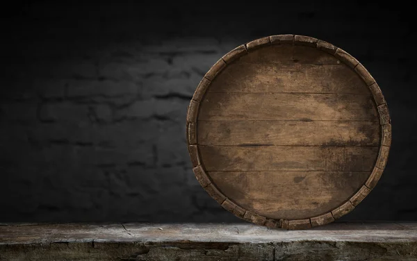 Baril de bière avec verres à bière sur une table en bois. Le fond brun foncé. — Photo