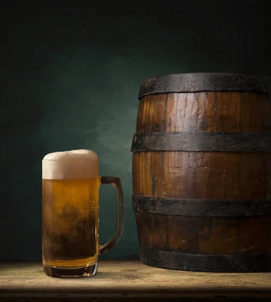Bira fıçısı ve bira bardakları tahta bir masada. Koyu kahverengi arkaplan. — Stok fotoğraf