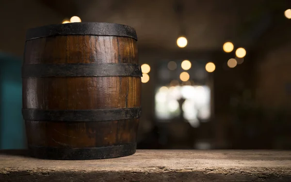 Barril de cerveja com copos de cerveja em uma mesa de madeira. O fundo marrom escuro . — Fotografia de Stock