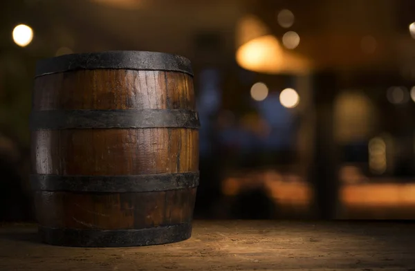 Barril de cerveja com copos de cerveja em uma mesa de madeira. O fundo marrom escuro . — Fotografia de Stock
