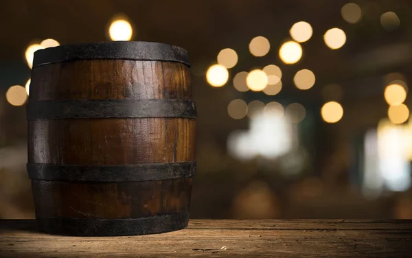 Barril de cerveza con vasos de cerveza en una mesa de madera. El fondo marrón oscuro . —  Fotos de Stock