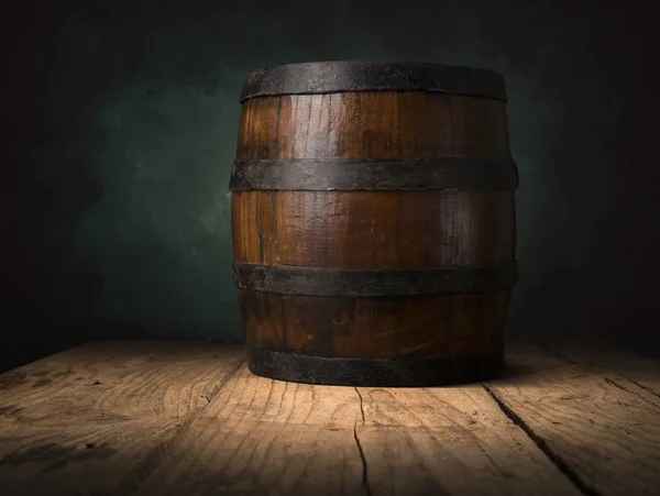 Baril de bière avec verres à bière sur une table en bois. Le fond brun foncé. — Photo