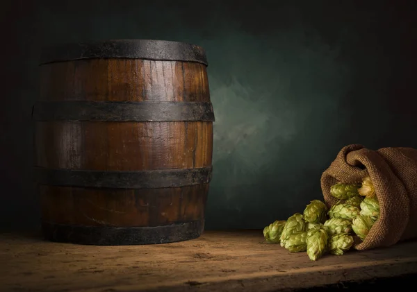 Beer barrel with beer glasses on a wooden table. The dark brown background. — Stock Photo, Image