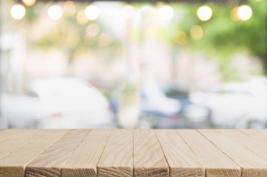 Boş ahşap tablo ve iç arkaplan, ürün görüntüsü, bokeh ile bulanık depo