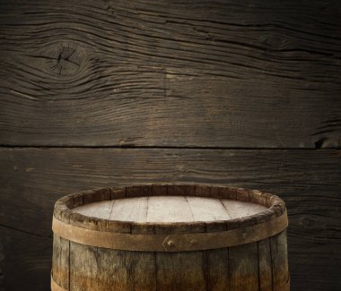 Ahşap bir fıçı ve desenli arka plan.