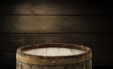 Ahşap bir fıçı ve desenli arka plan.
