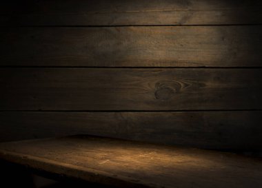 Tahta kahverengi tahıl dokusu, koyu duvar arkaplanı, ahşap masa manzarası.