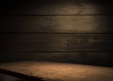 Tahta kahverengi tahıl dokusu, koyu duvar arkaplanı, ahşap masa manzarası.