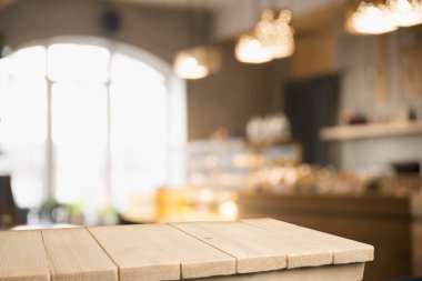 Ahşap Pano boş tablo önünde arka plan bulanık. Perspektif kahverengi ahşap üzerinde kahve dükkanında bulanıklık - görüntülemek için kullanılan veya ürün montaj. Ürünleriniz kadar alay et. Vintage filtre.