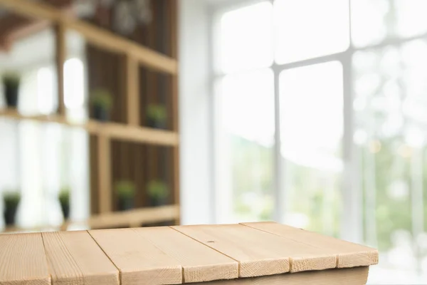 Houten plank lege tafel onscherpe achtergrond. Perspectief bruin hout meer dan vervagen in koffie winkel - kan worden gebruikt voor weergave of montage van uw producten. Bespotten van uw producten. Vintage filter. — Stockfoto