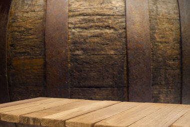 Boş kahverengi ahşap masa ve insanların yemekten hoşlandıkları, montaj için veya ürünlerinizi sergilemek için kullanılabilecek olan rezidans ışıklarının bulanık arkaplanı