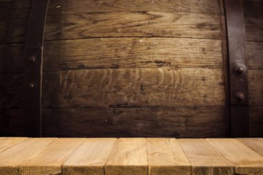 Boş kahverengi ahşap masa ve insanların yemekten hoşlandıkları, montaj için veya ürünlerinizi sergilemek için kullanılabilecek olan rezidans ışıklarının bulanık arkaplanı